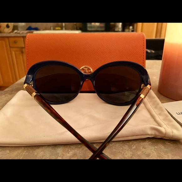 Tory Burch Blue Wood Stemmed Sunglasses w/Case - Picture 3 of 8